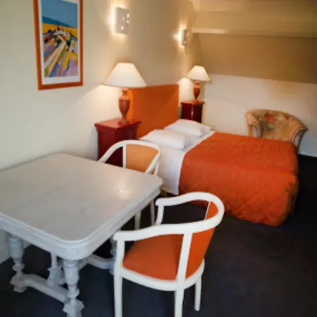 Pensión La Tour Des Plantes 3*